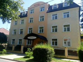  Hotel Grand  Нове Замки